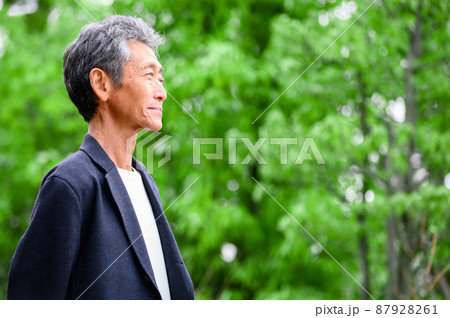 シニア男性 ポートレート 新緑 元気 シニア男性 ポートレート 新緑 元気 87928261