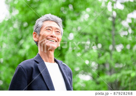 シニア男性 ポートレート 新緑 元気 シニア男性 ポートレート 新緑 元気 87928268