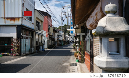 大三島の大山祇神社参道の商店街 87928719