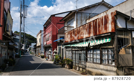 大三島の大山祇神社参道の商店街 87928720