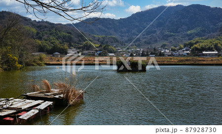 磐座八幡大神社の池の中央の島に建てられた神秘的な祠 87928730