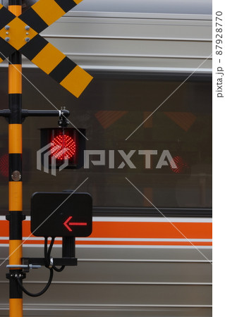 踏切とJR東海373系の写真素材 [87928770] - PIXTA