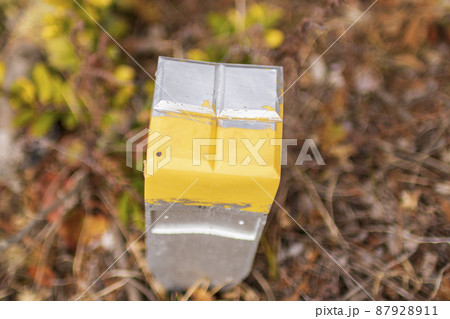 土地の境目を表す境界杭 87928911