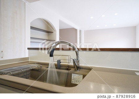 キッチンで水道の蛇口全開 キッチンで水道の蛇口全開 87928916