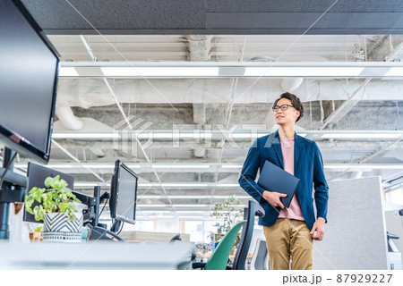 フリーアドレスのオフィスで働くビジネスマン 87929227