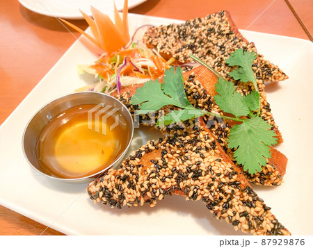 タイ料理・カノムパンナークン（エビすり身のトースト揚げ 87929876