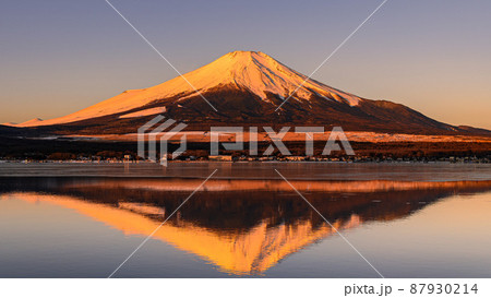 早朝の逆さ紅富士・朝焼けの山中湖 早朝の逆さ紅富士・朝焼けの山中湖 87930214