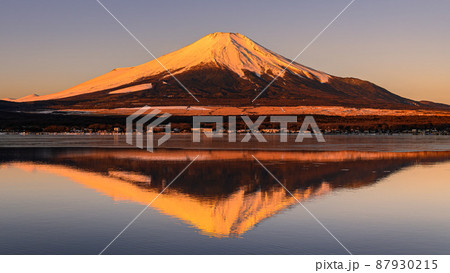 早朝の逆さ紅富士・朝焼けの山中湖 早朝の逆さ紅富士・朝焼けの山中湖 87930215