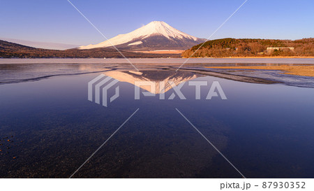 （山梨県）厳冬の山中湖と逆さ富士 87930352