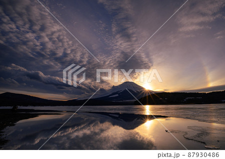 （山梨県）夕暮れの山中湖・逆さ富士 87930486