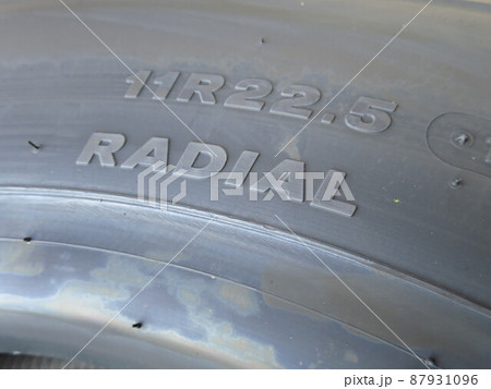 11R22.5 RADIAL トラック用タイヤのサイドに書いてあるサイズ表記 11R22.5 RADIAL トラック用タイヤのサイドに書いてあるサイズ表記 87931096