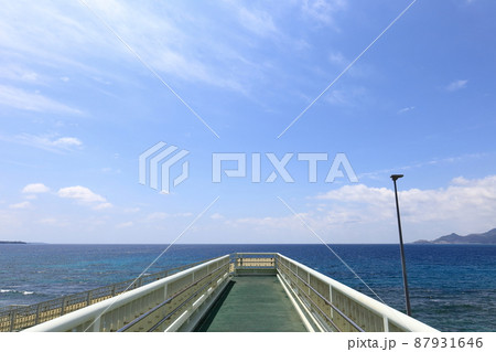 沖縄　名護　国道58号を渡る絶景歩道橋 87931646