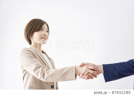 ビジネスウーマン　握手 87932280