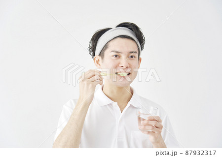 男性 歯磨き 白背景 男性 歯磨き 白背景 87932317