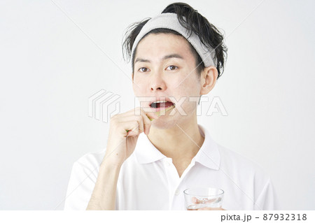 男性 歯磨き 白背景 男性 歯磨き 白背景 87932318