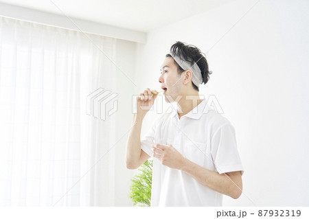 男性 歯磨き 男性 歯磨き 87932319