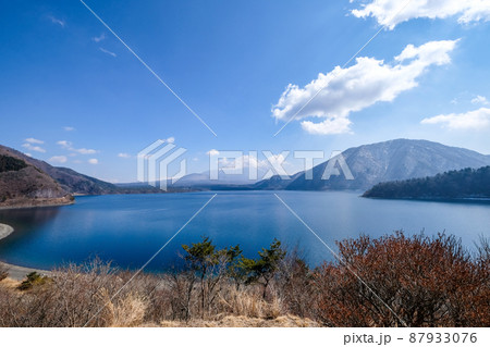 山梨県の本栖湖と富士山 87933076