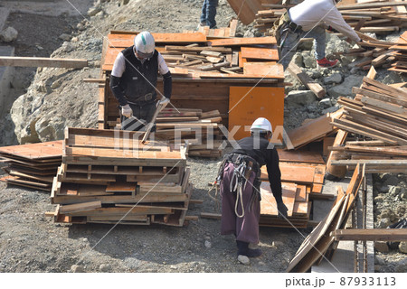 基礎工事のパネルを片付ける型枠大工の作業風景 基礎工事のパネルを片付ける型枠大工の作業風景 87933113