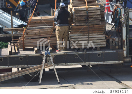 型枠パネルの積み込みと運搬作業風景 87933114