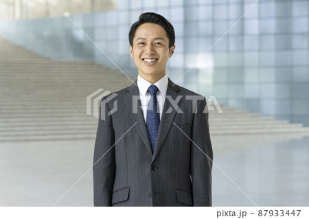 30代のビジネスマン　笑顔　カメラ目線 87933447