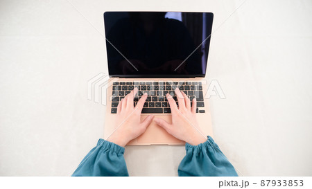 PC女性キーボードと手元 87933853