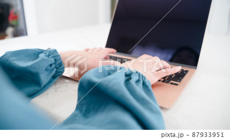 PC女性キーボードと手元 PC女性キーボードと手元 87933951