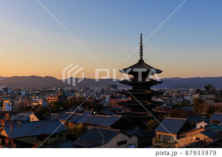 夕日に染まる八坂の塔「京都観光」 87933979