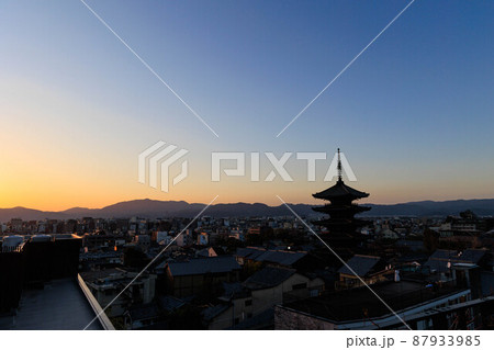夕日に染まる八坂の塔「京都観光」 87933985