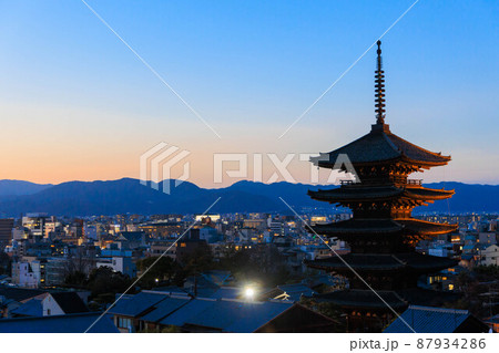 マジックアワーとライトアップされた八坂の塔「京都観光」 マジックアワーとライトアップされた八坂の塔「京都観光」 87934286