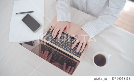 PC女性キーボードと手元 87934338