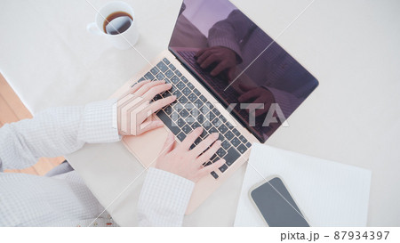 PC女性キーボードと手元 PC女性キーボードと手元 87934397