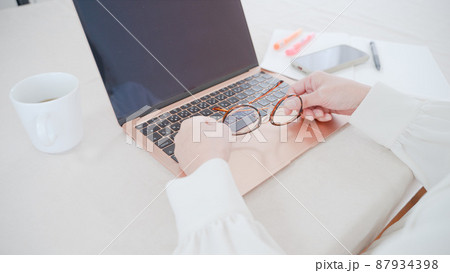 PC女性キーボードと手元 PC女性キーボードと手元 87934398