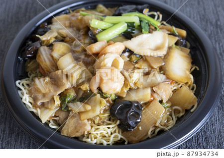 美味しいテイクアウト中華料理の海鮮焼きそば 美味しいテイクアウト中華料理の海鮮焼きそば 87934734