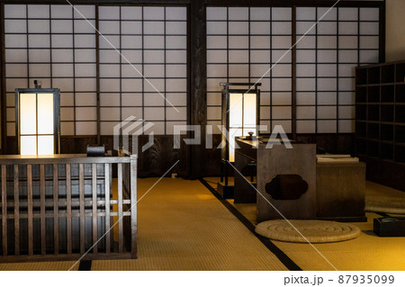 日本家屋の室内の風景 87935099