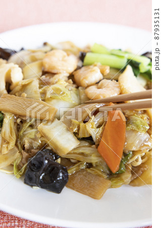 美味しい中華料理の海鮮焼きそば 87935131