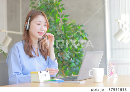 リーダーとしてオンラインミーティングで発言する女性1 リーダーとしてオンラインミーティングで発言する女性1 87935658