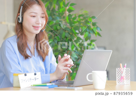 ファシリテーターとしてオンラインミーティングを進行する女性1 87935659