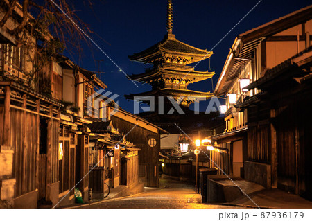 夜の八坂の塔「京都観光」 87936179