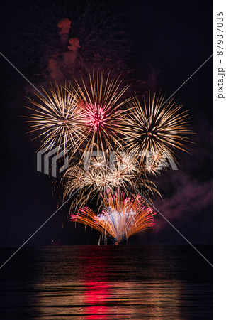 琵琶湖に上がる秘密の花火 87937035