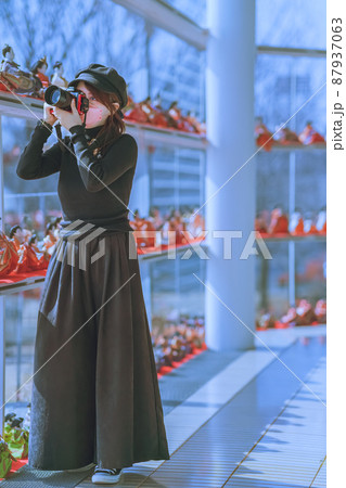 鴻巣市文化センターのひな人形を撮影するかわいいカメラ女子 鴻巣市文化センターのひな人形を撮影するかわいいカメラ女子 87937063