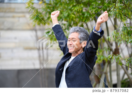 バンザイをして笑顔で喜ぶシニア男性 バンザイをして笑顔で喜ぶシニア男性 87937082