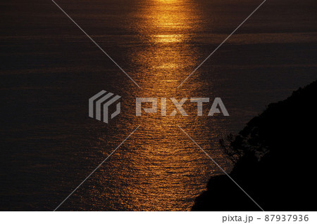 湘南の海で見たオレンジ色の海と夕日 湘南の海で見たオレンジ色の海と夕日 87937936