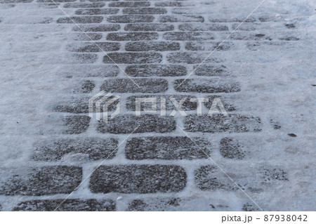 積雪の影響で凍結した路面 積雪の影響で凍結した路面 87938042