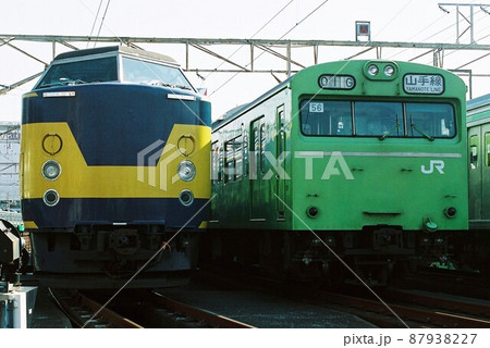 車両基地で並ぶ193系と103系3500番台 車両基地で並ぶ193系と103系3500番台 87938227