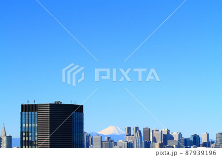 東京都、富士山と新宿副都心超高層ビル郡の風景 87939196