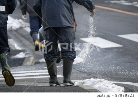 融雪作業 融雪剤を撒く 融雪作業 融雪剤を撒く 87939823