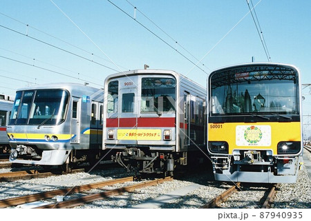 車両基地で並ぶ東京メトロ07系と東武鉄道9050系・50000系 87940935