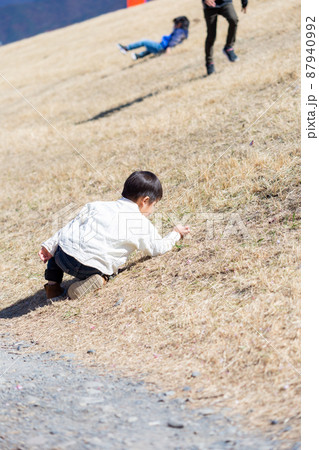 河川敷で遊ぶ男児 87940992