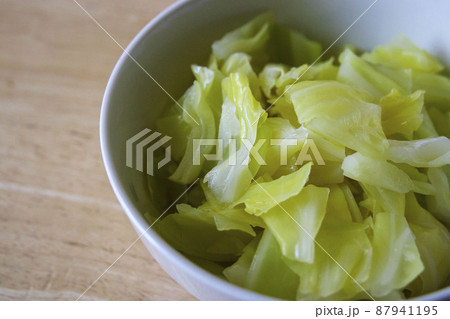 白い器に入った茹でたキャベツ 白い器に入った茹でたキャベツ 87941195