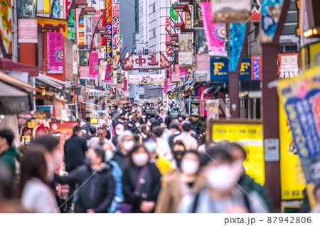 日本の東京都市景観 3月21日までのまん延防止…明日解除だが、賑わうアメ横と並行する「上中」＝21日 87942806